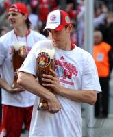 Fussball 1. Bundesliga: Miroslav Klose (FCB) mit Bier