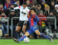 Fussball CHL  Saison 2011/2012: Nani  (li, Manchester United FC) gegen Park Joo Ho (FC Basel)