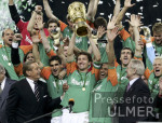 DFB Pokal Finale: Bremen - Aachen, Jubel mit Pokal