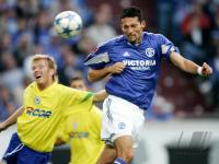 Fussball 1. Bundesliga: Schalke - Berlin, Zweikampf