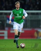 FUSSBALL, EUROPA LEAGUE SECHZEHNTELFINALE: Werder Bremen, MERTESACKER am Ball