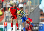 Fussball Bundesliga: Braunschweig - Reutlingen, Zweikampf