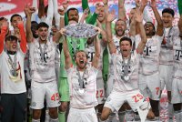 Fussball 1. Bundesliga 24/25: FC Bayern Muenchen feiert die 34. Deutschen Meisterschaft
