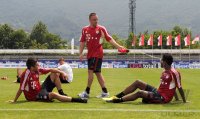 Fussball 1. Bundesliga Saison   2011/2012 : Franck Ribery spritzt mit der Wasserflasche auf David Alaba (v. li., FC Bayern Muenchen)