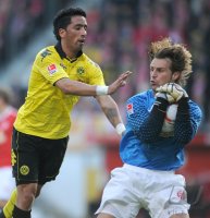 1. Fussball Bundesliga: Lucas Barrios (li, Borussia Dortmund) gegen Christian Wetklo (re, 1. FSV Mainz 05)