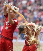 Fussball, 1. Bundesliga  Saison 13/14: Jubel FC Bayern Muenchen mit Schale