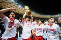 Fussball: DFB Pokal Finale: JUBEL Daniel van Buyten, Bastian Schweinsteiger, Philipp Lahm, Arjen Robben (v.li., FCB)