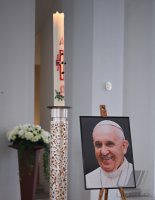 Ein Bild des verstorbenen Papst Franziskus I.im Rotternburger Dom St. Martin