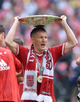 Fussball 1. Bundesliga  Saison  2012/2013: Bastian Schweinsteiger (FC Bayern Muenchen) mit Schale