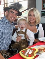 FUSSBALL 1. BUNDESLIGA 14/15:  Philipp Lahm mit seiner Frau Claudia auf der Wiesen