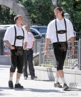 1. Fussball Bundesliga : FC Bayern in Lederhosen bei Paulaner