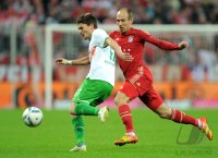 Fussball 1. Bundesliga, Saison 2011/2012: Aleksandar Ignjovski (li, SV Werder Bremen)  gegen Arjen Robben (FC Bayern Muenchen)