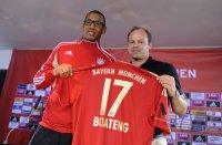 Fussball 1. Bundesliga:   Jerome Boateng mit Sportdirektor Christian Nerlinger (v. li., FC Bayern Muenchen)