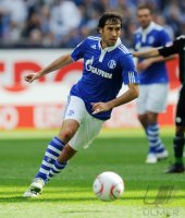Fussball: 1. Bundesliga Saison 2010/2011: Schalke 04, RAUL am Ball