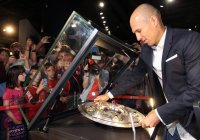 Fussball 1. Bundesliga Meisterfeier FC Bayern Muenchen 14/15: Arjen Robben mit Schale