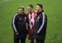 Fussball 1. Bundesliga : (v. re.) Trainer Louis van Gaal, Bastian Schweinsteiger, Pressesprecher Markus Hoerwick nach der Vertragsverlaengerung