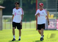 Fussball 1. Bundesliga:  Fitnesstrainer Marcelo Martins, Trainer Jupp Heynckes  (v. li., FC Bayern Muenchen)