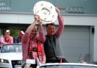 Fussball 1. Bundesliga : Christian Nerlinger mit Trainer Louis van Gaal (v. li., FCB)