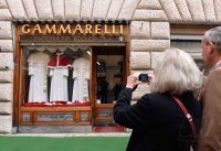 Papstwahl 2013; Des Papstes neue Kleider; Schaufenster der Schneiderei Gammarelli in Rom