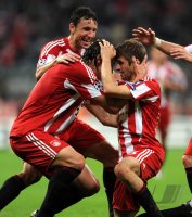 Fussball Champions League  Saison 2010/2011: JUBEL nach dem Tor zum 1:0  Mark van Bommel, Daniel van Buyten, Thomas Mueller (v. li., FC Bayern Muenchen)
