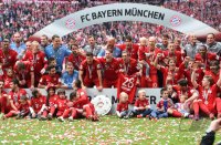 Fussball, 1. Bundesliga  Saison 13/14: Jubel FC Bayern Muenchen mit Schale