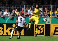 Fussball DFB Pokal : Patrick Owomoyela (re, BVB) gegen Soeren Halfar (li, Burghausen)