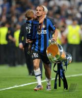 Fussball Champions League Finale: Wesley Sneijder mit Sohn und Pokal  (Inter)