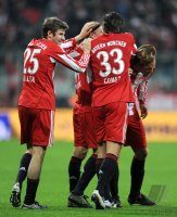 Fussball 1. Bundesliga : (v. li.) Bayern Jubel nach dem Tor zum 3:1 von Thomas Mueller, Anatoliy Tymoshchuk, Mario Gomez, Andreas Ottl