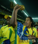FUSSBALL Weltmeisterschaft  JUBEL; Ronaldinho und Roque Junior mit WM-Pokal