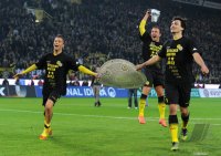 Fussball 1. Bundesliga :  Moritz Leitner, Mario Goetze, Mats Hummels (v. li., Borussia Dortmund) mit einer Meisterschale