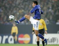 Fussball International: Schalke, KURANYI Einzelaktion am Ball