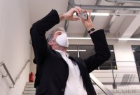 Uebergabe Corona-Schnelltests an Tuebingens Oberbuergermeister Palmer (Die Gruenen)