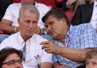 FUSSBALL 1. Bundesliga 2013/2014:  Bonhof (Borussia Moenchengladbach) und Praesidiumsmitglied  Meyer  (Borussia Moenchengladbach)