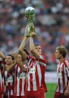 Fussball Supercup: JUBEL mit Pokal Holger Badstuber (FC Bayern Muenchen)