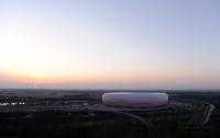 Fussball 1. Bundesliga: ALLIANZ ARENA, Aussenansicht mit Roter Beleuchtung