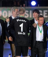 Fussball: DFB Pokal Finale: v. li., Bundespr&Aring;&nbsp;sident Christian Wulff, Torwart Manuel Neuer (FC Schalke 04)  Trainer Joachim LOEW (Deutschland)  und Trainer Ralf Rangnick (FC Schalke 04)