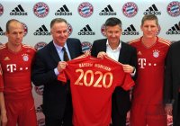 Fussball 1. Bundesliga : Arjen Robben, Vorstandsvorsitzender Karl - Heinz Rummenigge, Vorstandsvorsitzender adidas AG Herbert Hainer, Bastian Schweinsteiger (v. li., FC Bayern Muenchen)