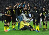 Fussball 1. Bundesliga :  Stadionsprecher Norbert Dickel bekommt von Felipe Santana (Borussia Dortmund)  eine Bierdusche