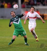 Fussball 1. Bundesliga : Hugo Almeida (li, SV Werder Bremen) gegen Christian Gentner (re, VfB Stuttgart)