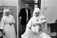 Fussball 1. Bundesliga Saison 1968/1969: Beckenbauer bei der Geburt von Sohn Stefan in der Klinik.