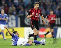 Fussball UCL: Schalke - Mailand, Zweikampf