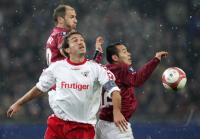 Fussball Uefa Cup: Hamburg - FC Thun, Zweikampf