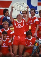 Fussball Dieter Hoenss mit Meisterschale.