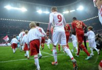 Fussball 1. Bundesliga, Saison 2012/2013:  Andre Schuerrle (Bayer 04 Leverkusen) laeuft mit den Einlaufkindern in der Allianz Arena ein