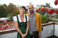 FUSSBALL 1. BUNDESLIGA 14/15:  FC Bayern Muenchen besucht das Oktoberfest