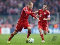 FUSSBALL INTERNATIONAL  CHL HALBFFINALE 11/12:  Arjen Robben (li,) mit Philipp Lahm (FC Bayern Muenchen)