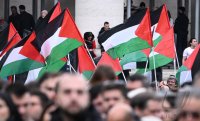 Rom / Vatikan: Glaeubige mit Nationalflaggen Palaestinas