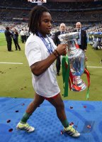 Fussball Europameisterschaft 2016 Finale: JUBEL Renato Sanches (Portugal) mit EM Pokal