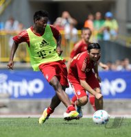Fussball 1. Bundesliga Saison   2011/2012 : David Alaba gegen Danijel Pranjic (v. li., FC Bayern Muenchen)