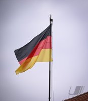 Schmuckbild: Tag der Deutschen Einheit, die Deutsche Nationalfahne weht auf dem Hirrlinger Schloss
